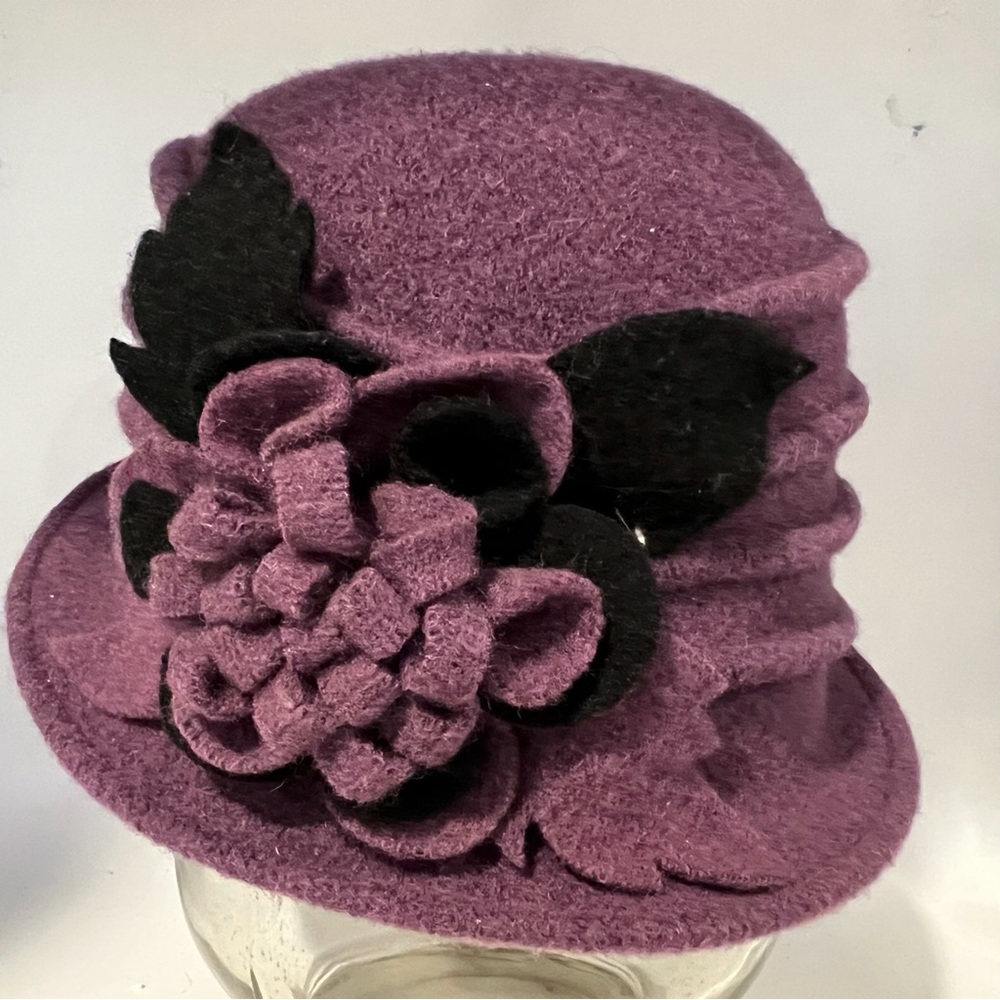 Forbusite women’s Cloche Hat. 100% wool. Purple. OS.